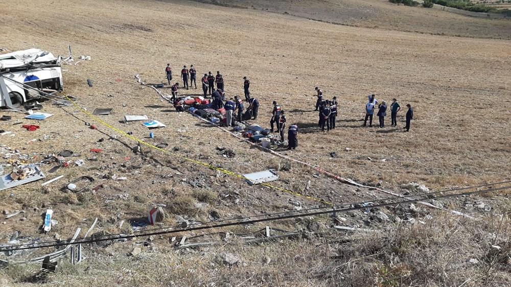 Balıkesir'de yolcu otobüsü devrildi: 15 kişi hayatını kaybetti - 18