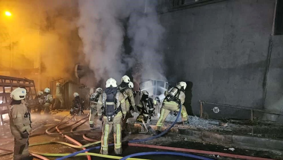 Kağıthane'de 5 katlı binada yangın