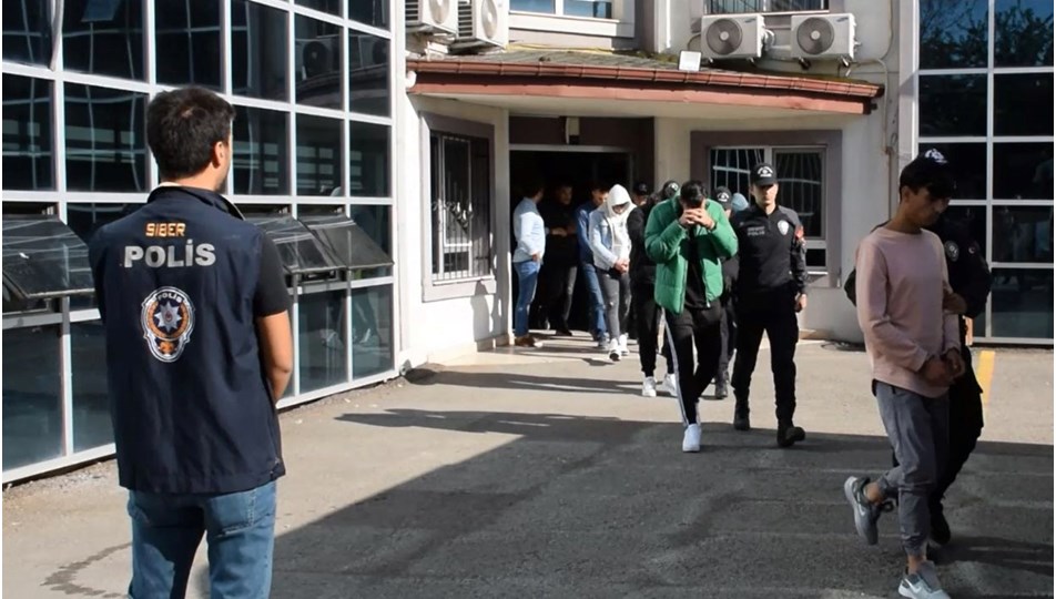 Kendilerini banka çalışanı olarak tanıtarak telefon dolandırıcılığı yapan 7 kişi tutuklandı