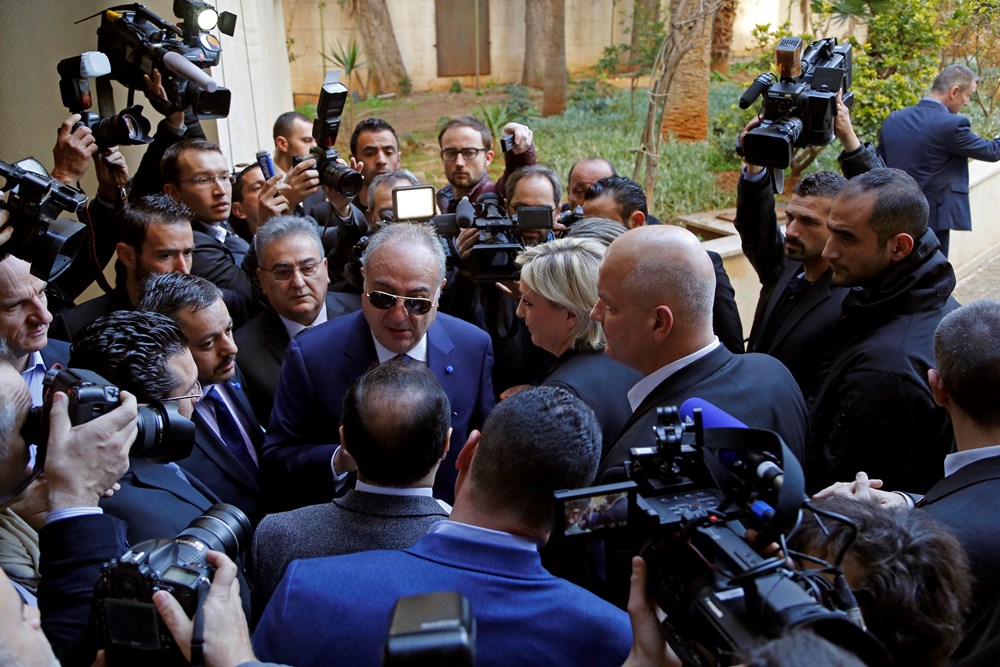Le Pen ile müftü arasında başörtüsü krizi - 1