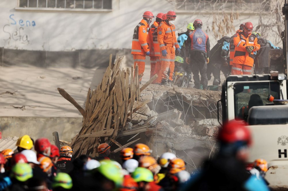 Konya'da 4 katlı bina çöktü: İki kişi yaşamını
yitirdi, üç kişi sağ kurtarıldı - 4