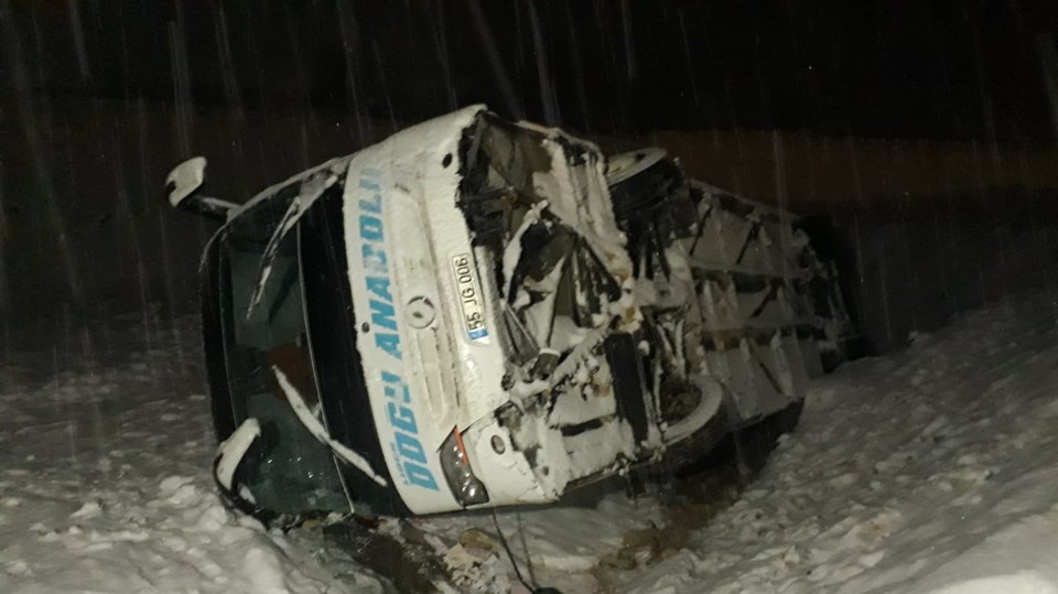 Erzincan'da yolcu otobüsü kaza yaptı: 16 yaralı - 2