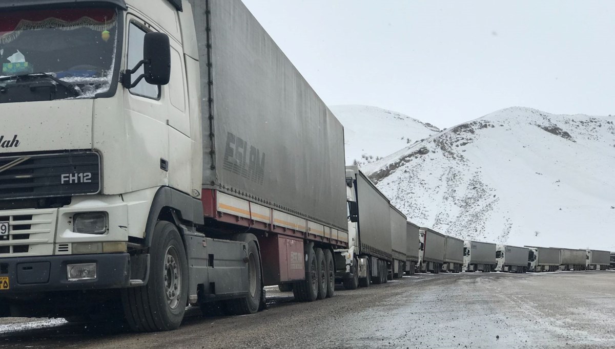 Türkiye-İran sınırında 15 kilometre TIR kuyruğu Türkiye-İran sınırında 15 kilometre TIR kuyruğu