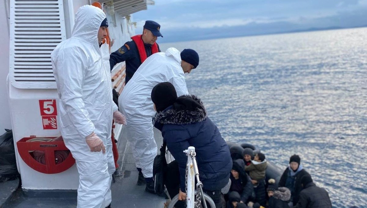 Ayvacık açıklarında 41 kaçak göçmen yakalandı Ayvacık açıklarında 41 kaçak göçmen yakalandı