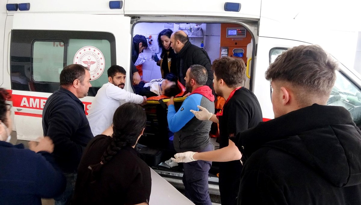 Liselilerin omuz atma kavgasında kan aktı Liselilerin omuz atma kavgasında kan aktı