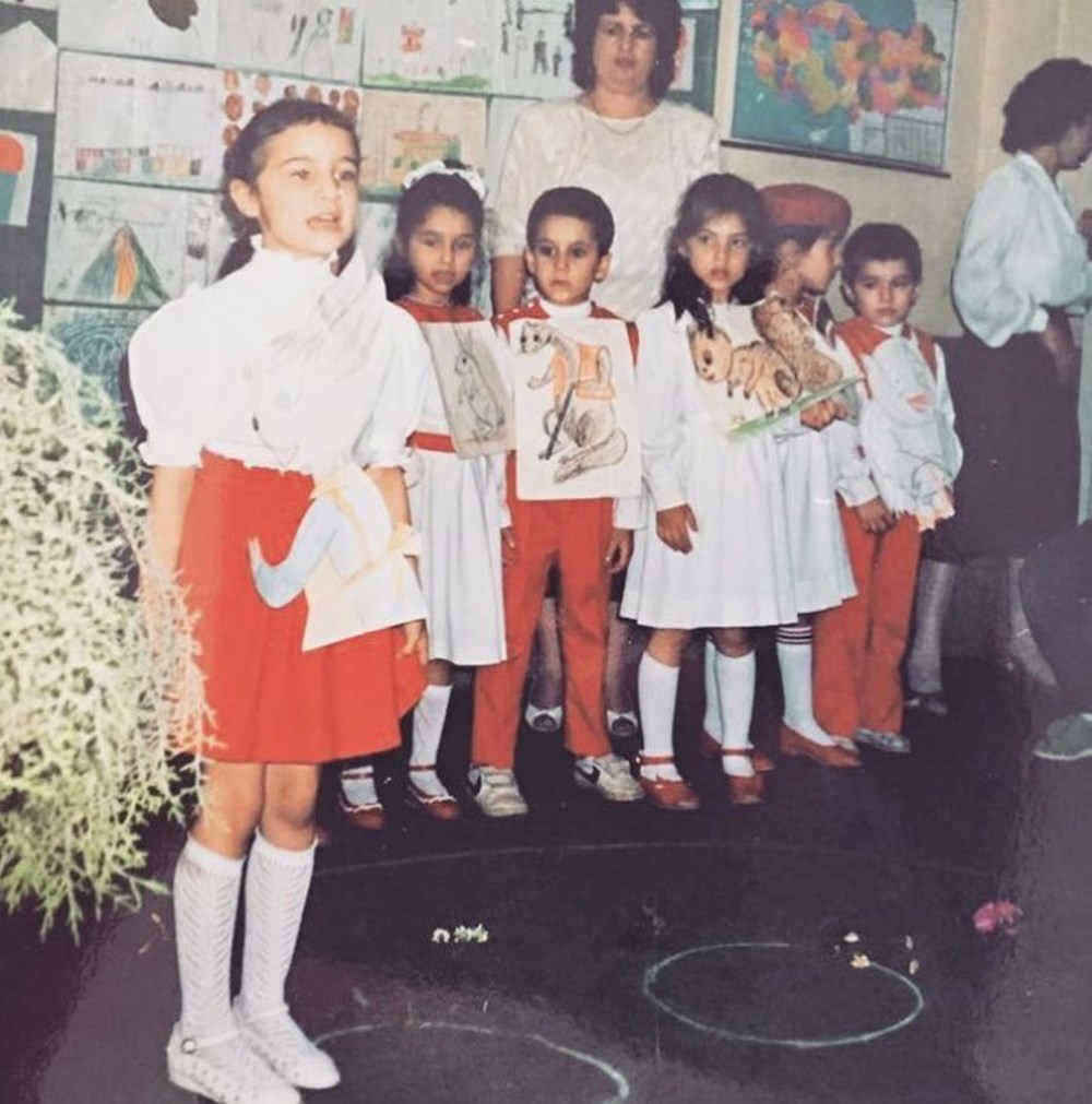 Nilgün Belgün takipçilerini geçmişe götürdü: Bu fotoğraf Marmaris'te çekildi (Ünlülerin çocukluk ve gençlik halleri) - 577