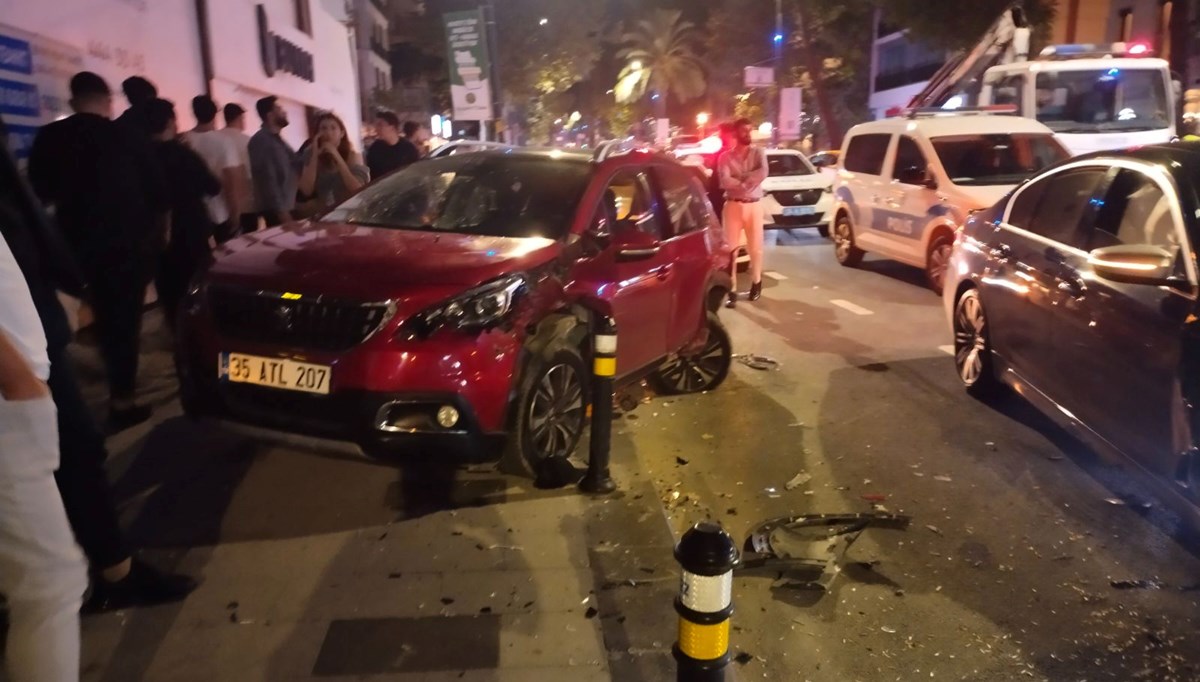 Kadıköy'de kontrolden çıkan otomobil park halindeki araçlara çarptı: 4 yaralı