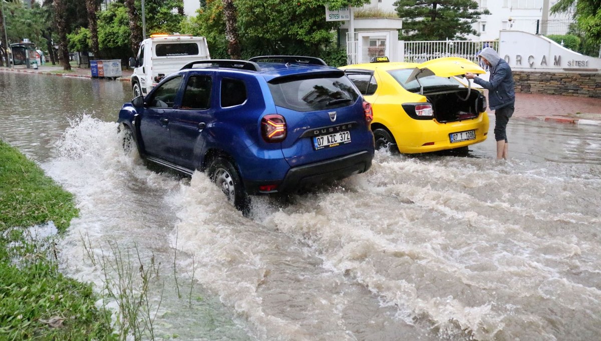 Antalya'da şiddetli sağanak Antalya'da şiddetli sağanak