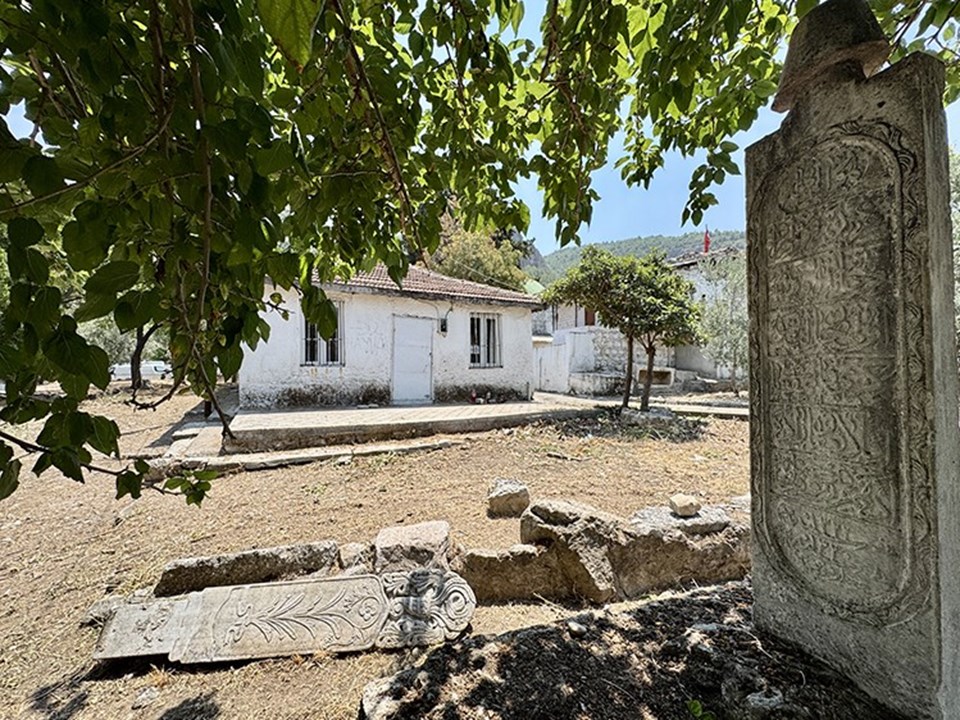 Fethiye'deki Ahmet Gazi Türbesi'nin bitişiğinde yer alan tarihi mezarlar restore edilecek - 1