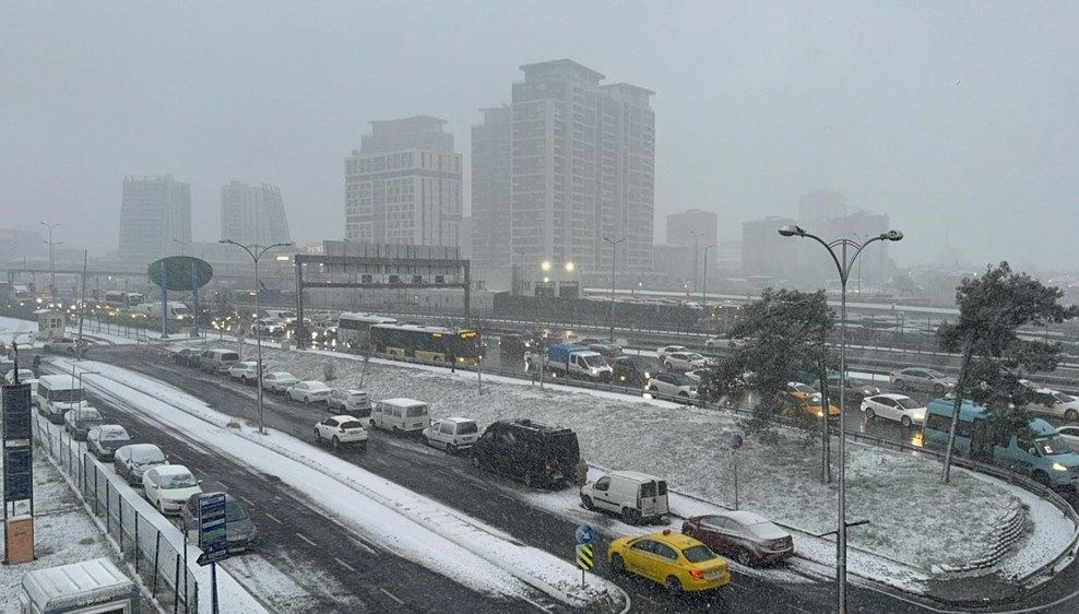 İstanbul'a lapa lapa kar yağıyor