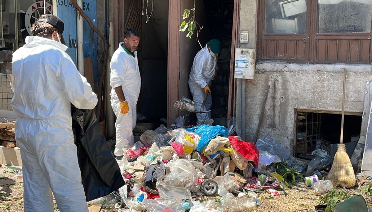 Bursa’da çöp apartmanı: Girişinden çatısına her yerinden tonlarca çöp çıktı Bursa’da çöp apartmanı: Girişinden çatısına her yerinden tonlarca çöp çıktı