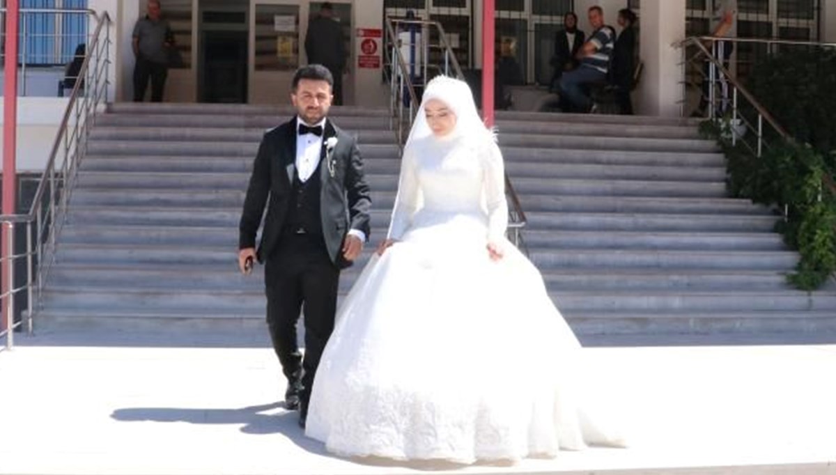Yozgat'ta öğretmen adayı mülakata gelinliğiyle katıldı
