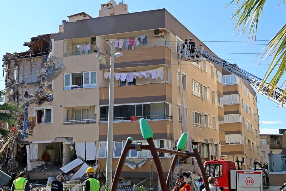 İzmir'de kontrollü yıkım çalışmalarında bir kedi 8’inci kattan aşağıya atladı - 1