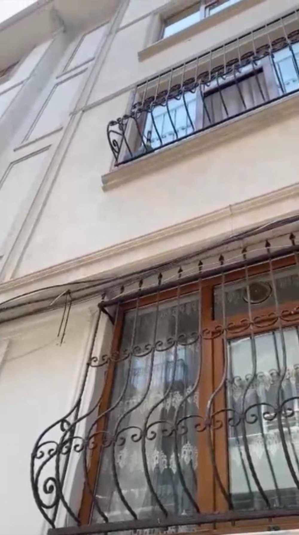 Cihangir’de “örümcek adam” gibi hırsız (Ev sahibiyle karşılaşınca
üçüncü kattan atlayarak kaçtı) - 5