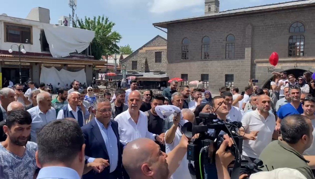 PKK'nın fesih kararı sonrası Diyarbakır'da halay