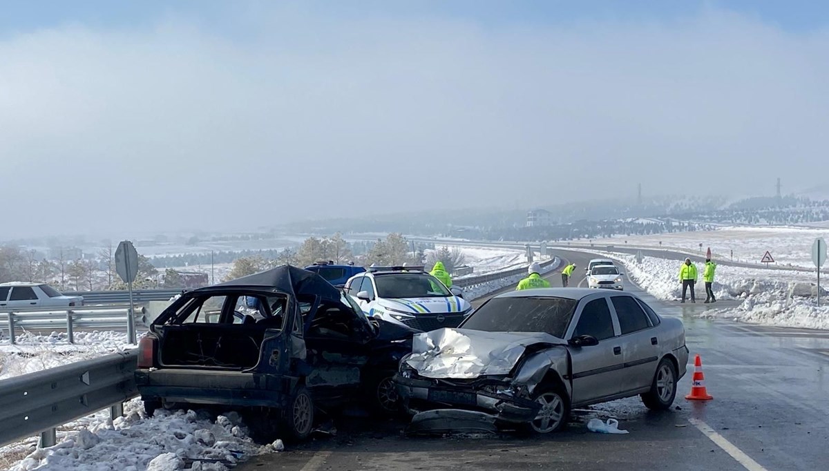 Kahramanmaraş'ta iki otomobilin çarpıştığı kazada 1 kişi öldü, 4 kişi yaralandı