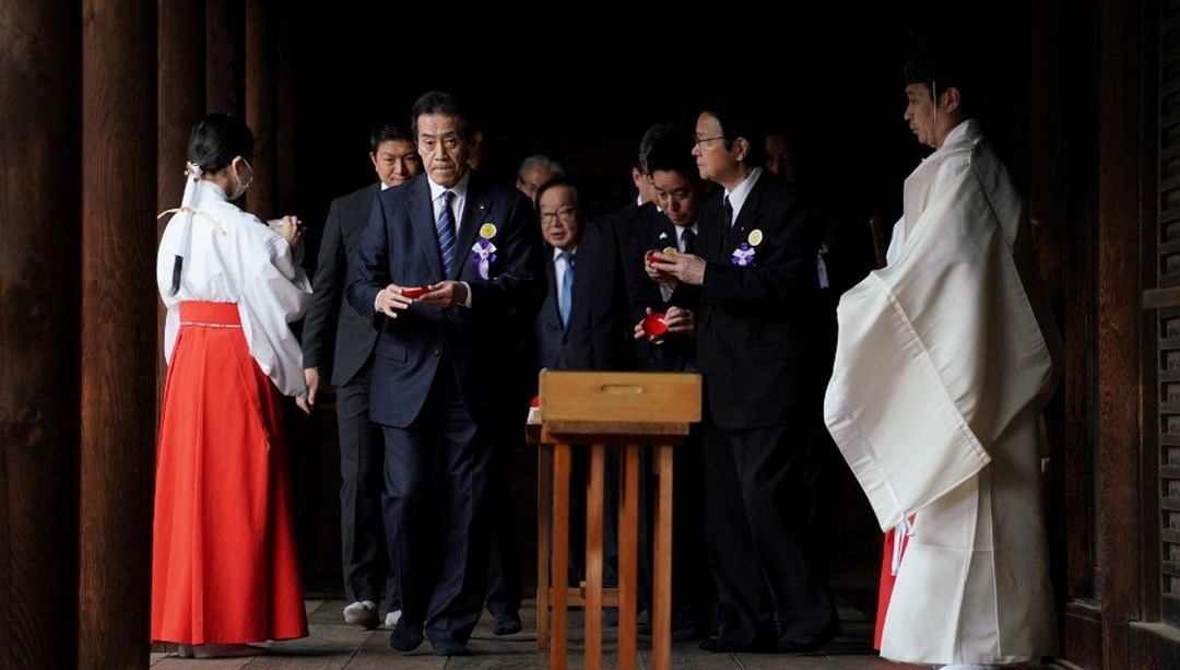 Japonya'daki tartışmalı tapınak iktidar ve muhalefet heyeti ziyarete gitti