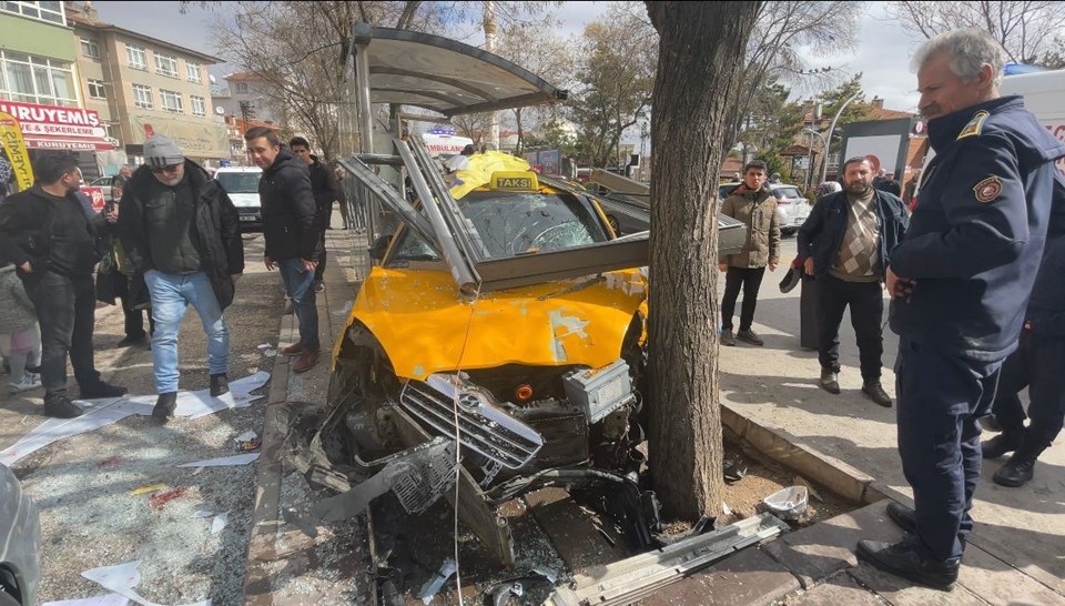 Ankara'da taksi durağa daldı: Yaralılar var - 1