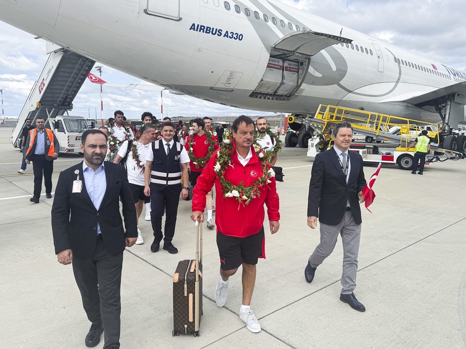 Avrupa ikincisi 12 Dev Adam yurda döndü - 1