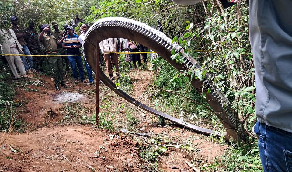 Kenya'da 500 kiloluk metal cisim köye düştü: Roketin ayrılma halkası mı? - 1