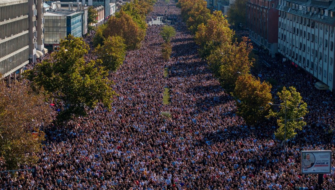 Sırbistan'da on binlerce kişi sokağa çıktı: Tren garı kazası muhalif harekete dönüştü