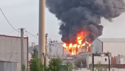 Dumanlar gökyüzünü kapladı: Gebze'de boya imalathanesinde yangın