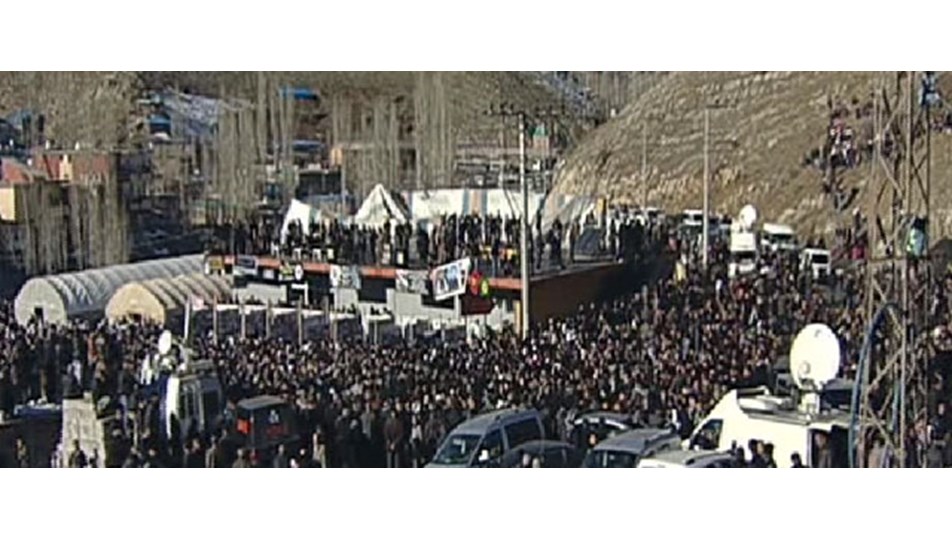 Tören sırasında kalbine yenildi