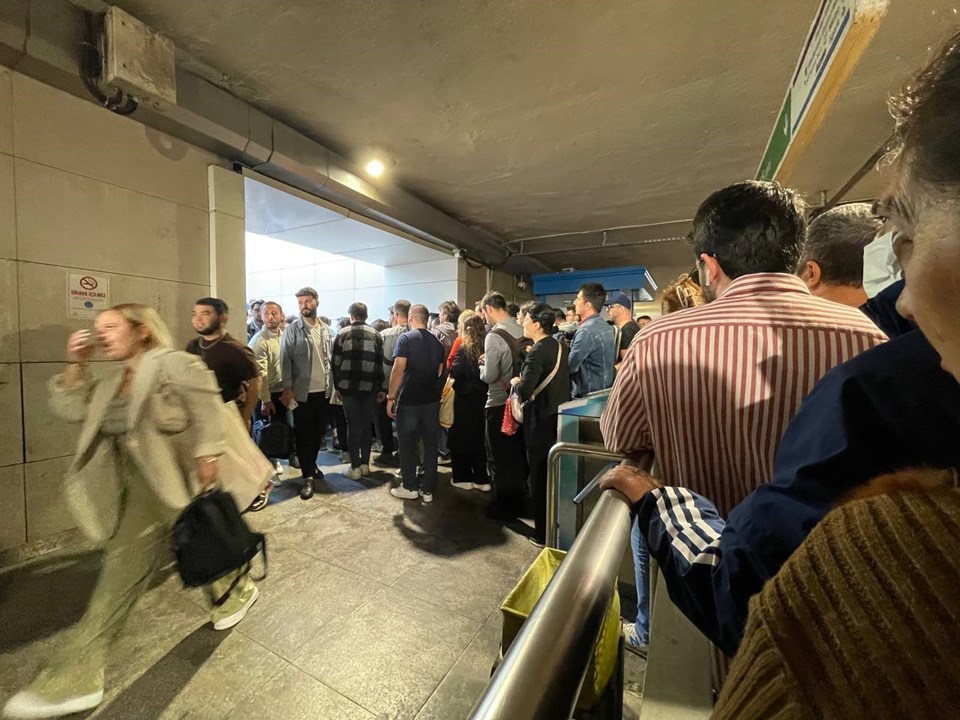 İstanbul'da metrobüs duraklarında yoğunluk - 1