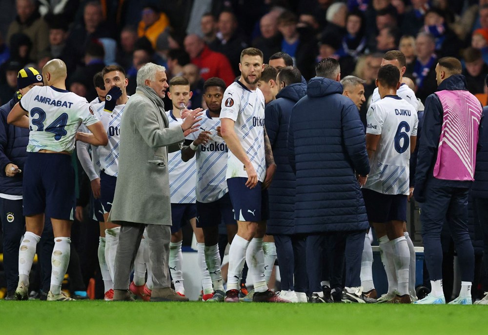 Jose Mourinho'dan olay açıklamalar: Umarım UEFA beni cezalandırmıyordur | VAR'dakiler rahat uyuyacaklardır - 7