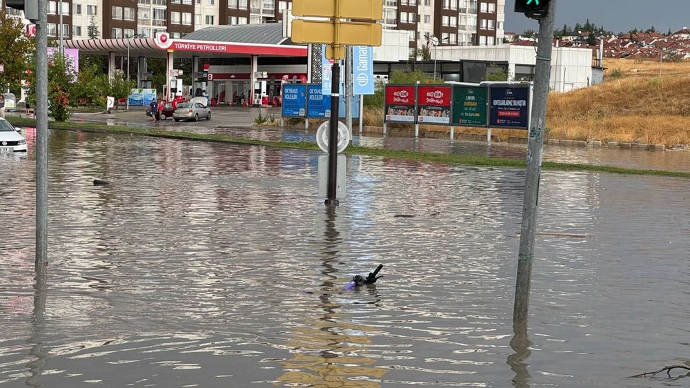 Ankara'yı kuvvetli sağanak vurdu: Yollar göle döndü, iş yerlerini su bastı - 1