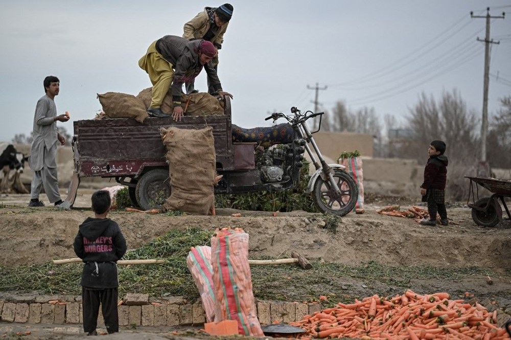 Afganistan'daki açlık krizinin acı yüzü: 3 yaşında ama bir bebek kadar küçük - 13