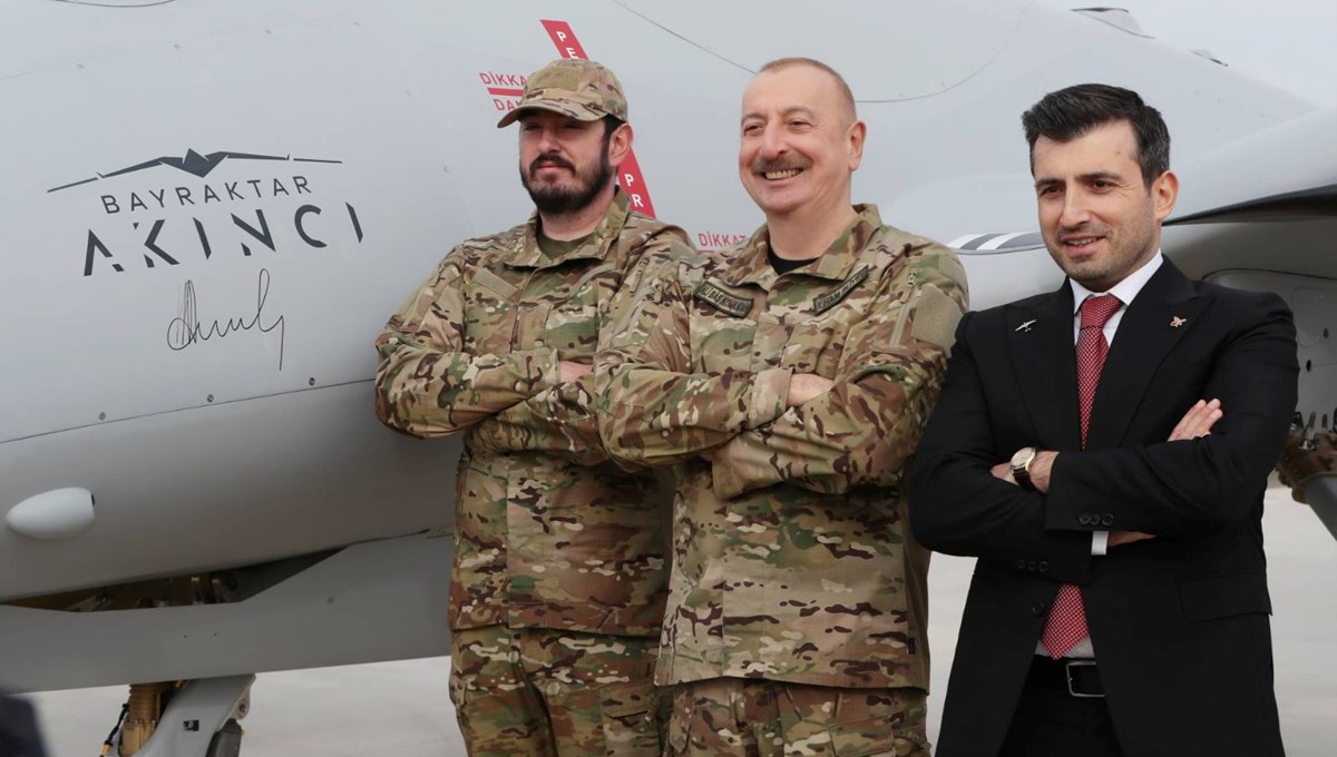 Aliyev ve Selçuk Bayraktar'dan Azerbaycan Hava Kuvvetleri'ne ziyaret: Akıncı TİHA'ların uçuşunu izlediler Aliyev ve Selçuk Bayraktar'dan Azerbaycan Hava Kuvvetleri'ne ziyaret: Akıncı TİHA'ların uçuşunu izlediler