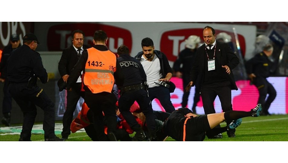 Trabzonspor-Fenerbahçe maçında hakeme saldıran taraftar maç izlerken yakalandı