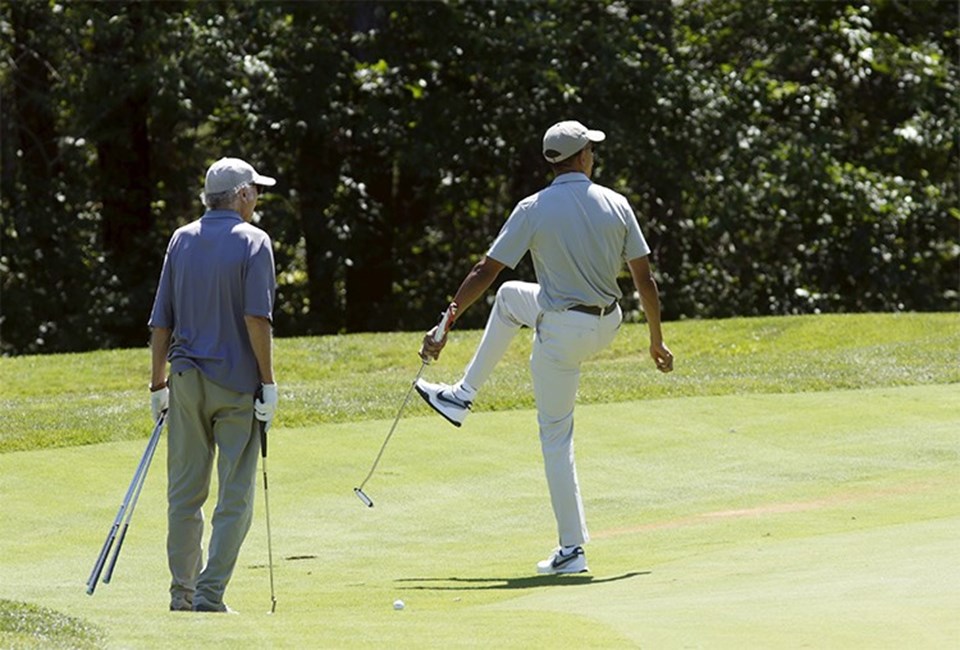 Obama golf oynayıp, kitap okuyor - 1