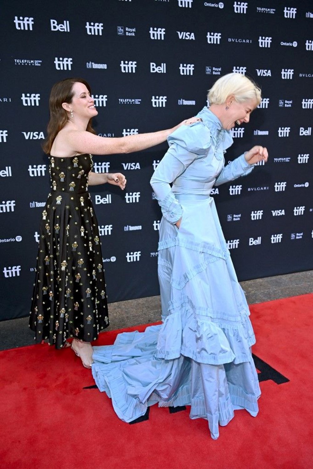 Claire Foy ve Jessie Buckley kırmızı halıda gülme krizine girdi - 3