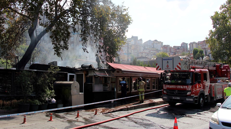 İstanbul'da üniversite bahçesinde yangın - 1