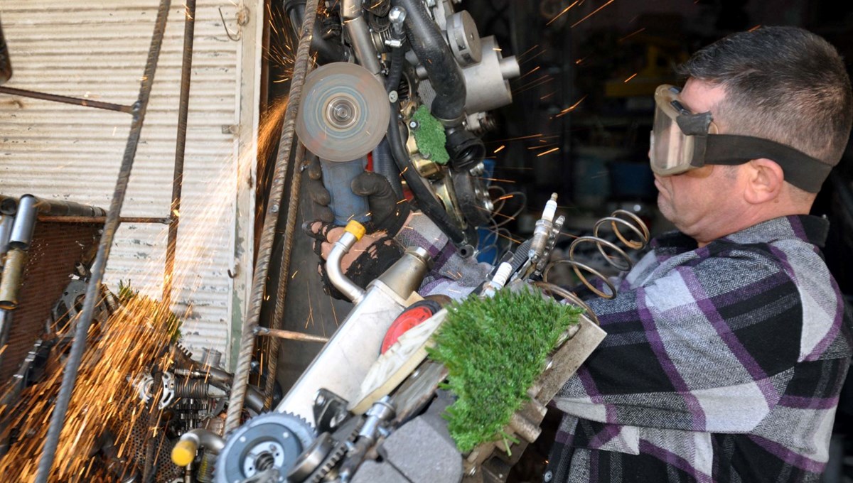 Oto yedek parçalarıyla yapay çimi birleştirdi: Tasarladığı heykele