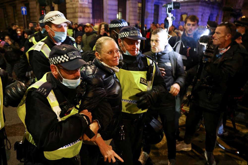 İngiltere'de karantina protestosunda 104 kişi gözaltına alındı - 4
