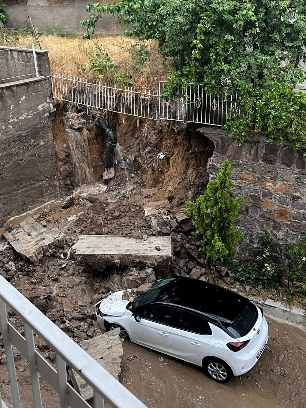 Ankara'da sağanak yağış: Arabalar sürüklendi - 3
