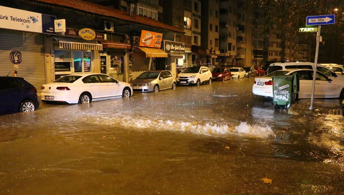 İzmir'de sağanak etkili oluyor İzmir'de sağanak etkili oluyor