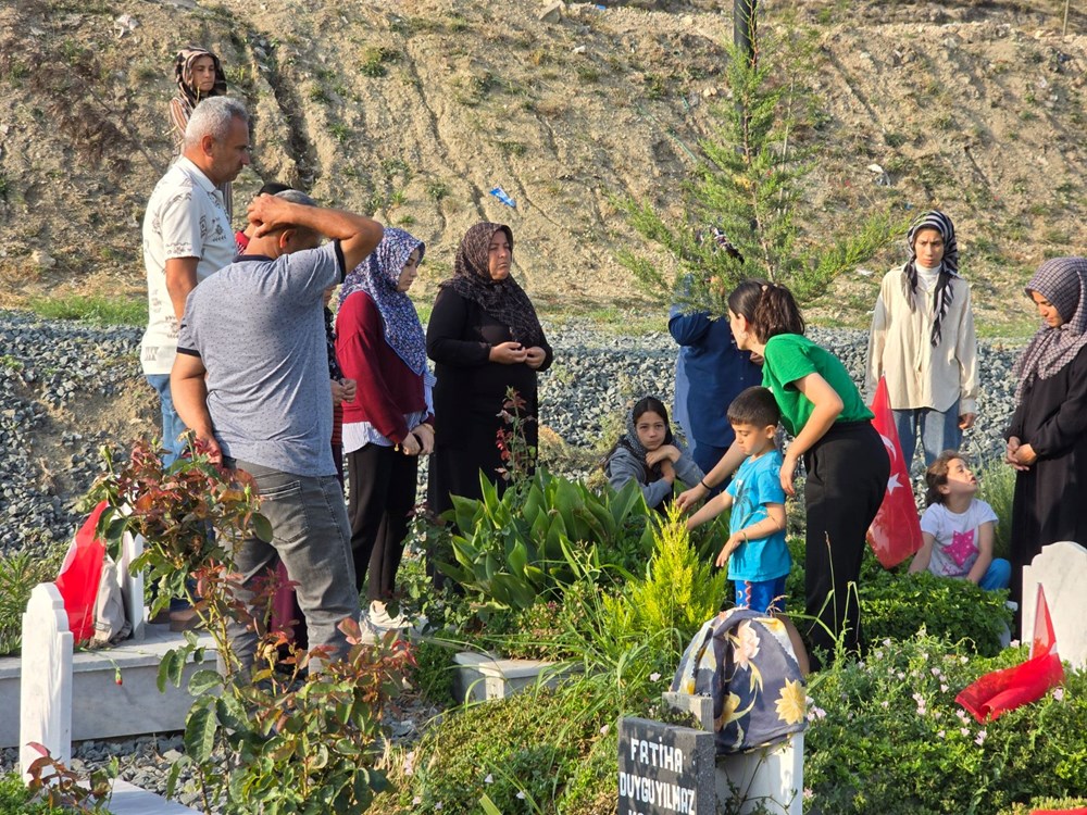 Deprem şehitliğinde buruk bayram - 2