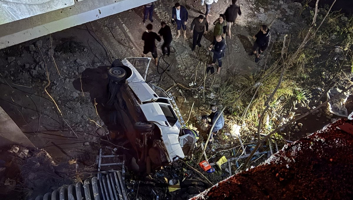 Bursa'da otomobil köprüden düştü: 4 yaralı Bursa'da otomobil köprüden düştü: 4 yaralı