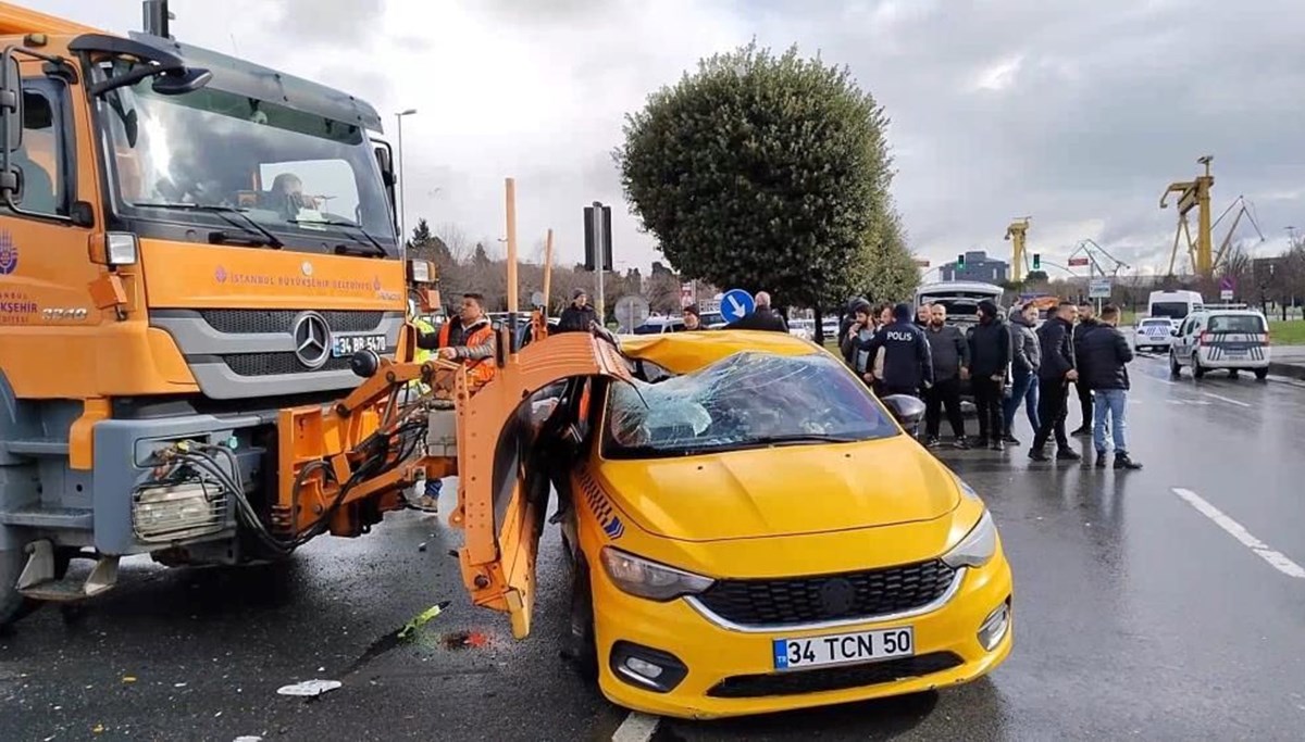 İstanbul’da kar küreme aracı kırmızı ışıkta geçen taksiye çarptı: 3 yaralı