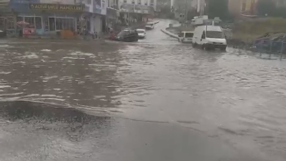 İstanbul'da şiddetli yağış: Yollar göle döndü, boğaza çamurlu su aktı - 15