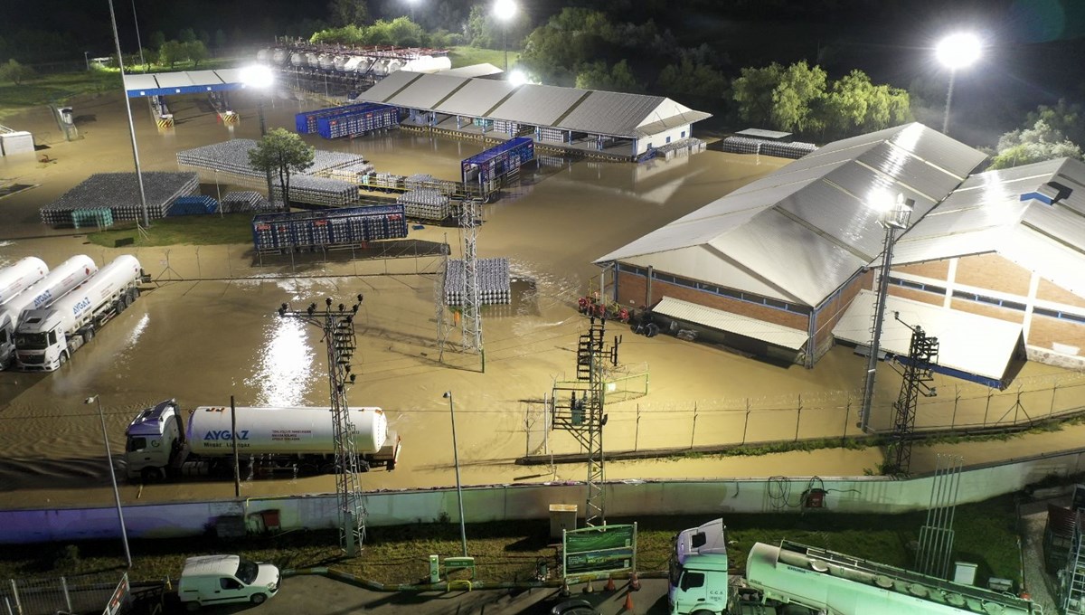 Ankara'da sağanak su baskınlarına neden oldu