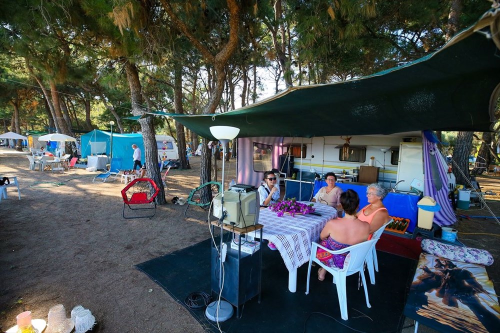 doga ile ic ice tatil icin karavan