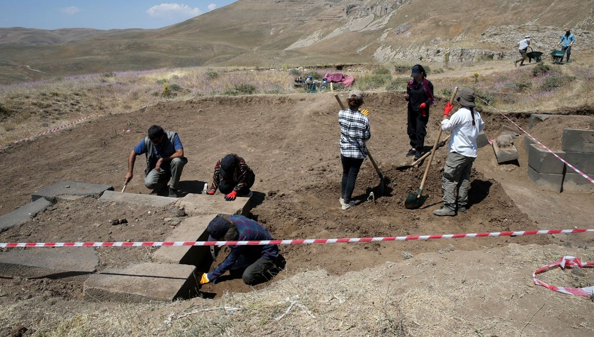 Urartu kalesinde yeni keşif: Fil ayağı, çakmak taşı, hayvan kemikleri...