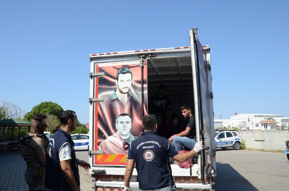 Kamyon kasasından 67 kaçak göçmen çıktı - 1