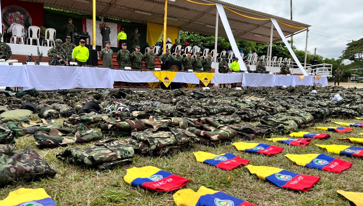 Kolombiya'da 63 örgüt üyesi teslim oldu Kolombiya'da 63 örgüt üyesi teslim oldu