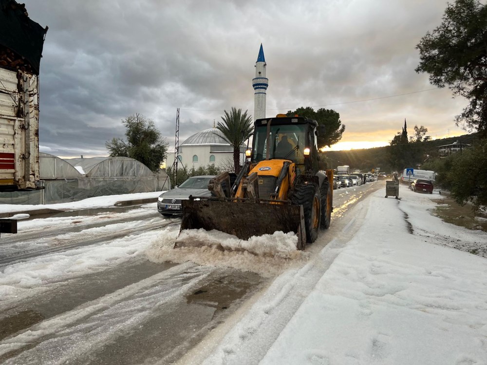 Antalya'da sel ve dolu: Yollar kapandı, sahiller çamur rengine döndü - 4